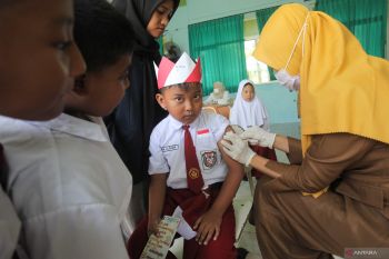 Bulan Imunisasi Anak Sekolah di Surabaya