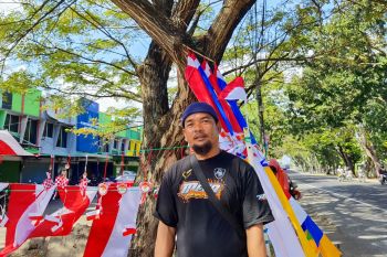 Sejumlah pedagang bendera di Mataram keluhkan sepi pembeli