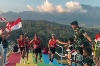 Yonif 751/VJS lari membawa Bendera Merah Putih sejauh 80 Km