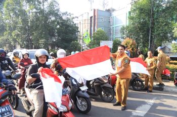 Pemkot Tangerang bagikan bendera Merah Putih pada masyarakat