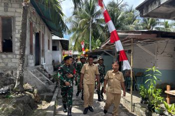 Satgas Pamputer Kodam XIII/Mdk ajak warga Pulau Kawaluso meriahkan HUT RI