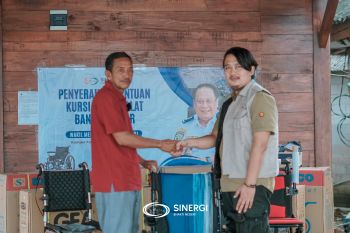 Wamenhub sumbang kursi roda dan alat bantu dengar kepada masyarakat Pulau Sabira