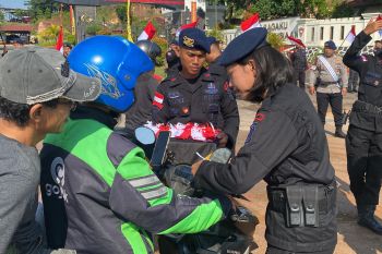 Aparat Kepri galakkan pemasangan Bendera Merah Putih menjelang HUT RI