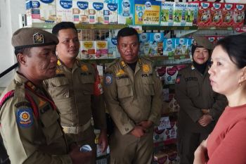 Petugas Satpol PP Dumai imbau pertokoan kibarkan Bendera Merah Putih