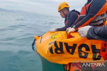 Tim SAR Padang evakuasi warga Tangerang yang diduga terseret ombak