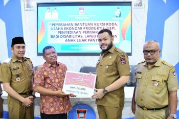 Wako Fadly Amran salurkan bansos untuk disabilitas, lansia, dan anak luar panti