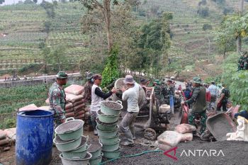 Jalan beton TMMD lereng Sumbing membantu masyarakat