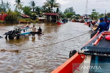 Satpolairud Polres Aceh Barat evakuasi kapal nelayan karam di sungai