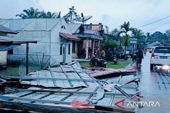 BPBD Aceh Barat bantu perbaikan atap rumah warga akibat puting beliung