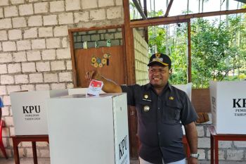 Wabup Jayapura salurkan hak suara TPS 02 Kampung Sereh