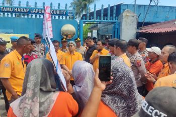 Ratusan karyawan Sarimas Padang Pariaman lanjutkan demo perusahaan tuntut pembayaran gaji