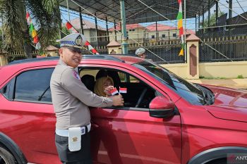 Polres Musi Rawas bagikan 1.000 bendera Merah  Putih ke warga