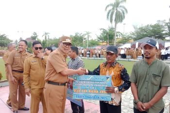 Pemkab-Poso berikan bantuan modal usaha guna mengentaskan kemiskinan