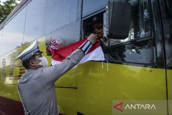 Pembagian bendera Merah Putih di Tangerang