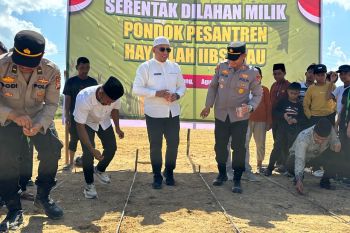 Wujudkan Swasembada Pangan, Kapolsek Tambang Bersama Pondok Pesantren IIBS Riau Tanam Jagung Serentak