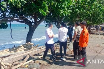 Belasan sampan nelayan Jembrana rusak dihempas gelombang tinggi