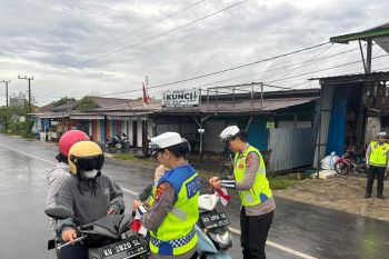 Polres Malinau Membagikan Bendera Merah Putih