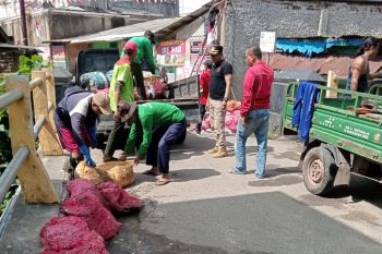 Pemkot Bandarlampung ingatkan warga tidak buang sampah di sungai