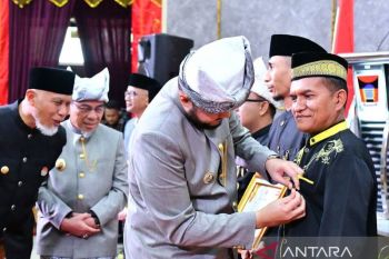 Pemkot Padang anugerahi pin emas kepada 12 tokoh atas kontribusi pembangunan