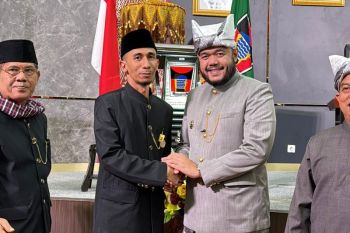 Kepala Unit Komunikasi &amp; Kesekretariatan PT Semen Padang terima pin emas dari Pemko