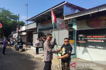 Polresta Bengkulu bagikan bendera Merah Putih tumbuhkan nasionalisme