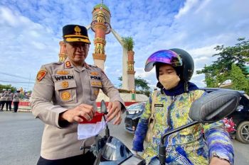 Polres Tapin ajak warga kibarkan Merah Putih di kendaraan