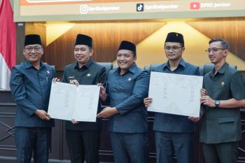 Pemkab-DPRD Jember percepat pembangunan dengan sahkan P-APBD 2025