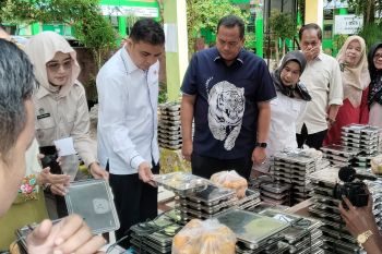 Legislator tinjau pelaksanaan MBG di Pariaman