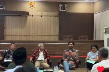 Aktor Reza Rahadian soroti sekolah rusak di Bima