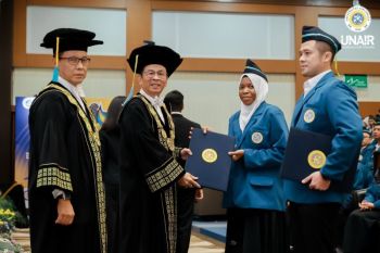 Rektor Universitas Airlangga kukuhkan 1.433 maba pascasarjana dan salurkan 13 beasiswa