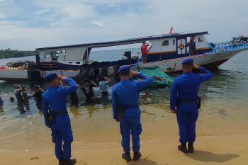 Polres Parimo bagikan Bendera Merah Putih kepada nelayan sambut HUT RI