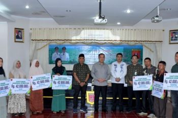 BPJS Ketenagakerjaan serahkan santunan kematian bagi sembilan tenagakerja di Agam