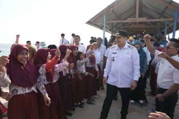 Pemkot Makassar membuka akses pendidikan dan transportasi di pulau