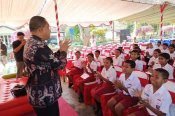 Gubernur NTT mengingatkan 100 anak manfaatkan kesempatan belajar di SR