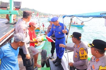 Polresta Bandarlampung bagikan bendera Merah Putih ke nelayan