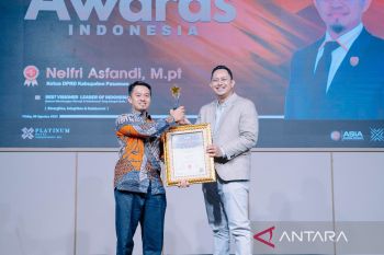 Ketua DPRD Pasaman raih penghargaan tokoh terbaik nasional dari Seven Media Award 2025