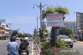 Pemkot Bengkulu pasang plang peringatan guna tekan angka gelandangan