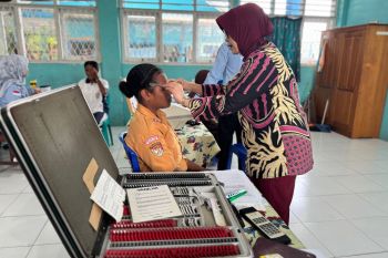 Freeport beri edukasi dan bagikan 487 kaca mata grartis untuk pelajar Nabire