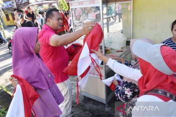Pemkot Pariaman bagikan tiga ribu bendera Merah Putih kepada warga