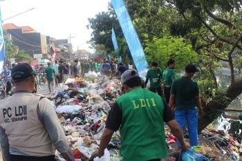 LDII Jatim gelar kerja bakti massal di bantaran Kali Tebu Kenjeran