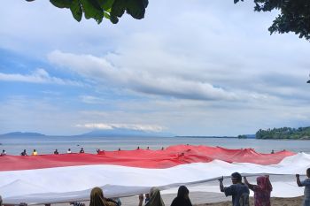 Sejumlah komunitas bagikan bendera Merah Putih di kawasan 3T