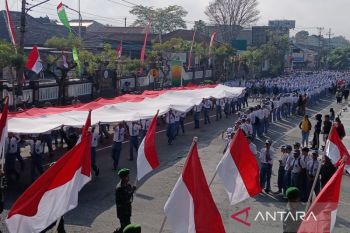 Pelajar Temanggung bentangkan bendera Merah Putih ukuran raksasa