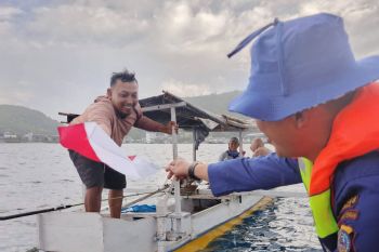 Polres Donggala bagikan Bendera Merah Putih untuk nelayan di perairan Donggala