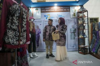 Pemkab HST-Dekranasda tampilkan berbagai kerajinan sasirangan binaan di Kalsel Expo 2025