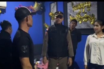 Dua salon di Dumai kedapatan sediakan fasilitas karoke dan menjual miras