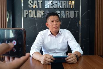 Pemuda digelandang ke kantor polisi usai aniaya perempuan pemotor