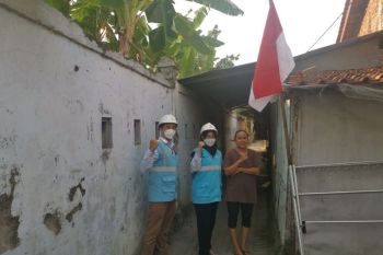 PLN ingatkan warga jarak aman memasang bendera dan umbul-umbul dari jaringan