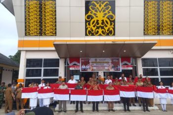 Bupati dan Ketua DPRD Sekadau bagikan Bendera Merah Putih ke warga