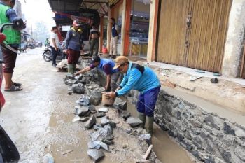 Cegah banjir, DPUPR Kota Tangerang bangun turap di kawasan Pasar Anyar