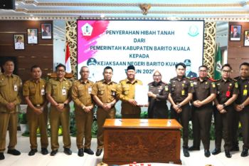 Bupati : hibah tanah ke Kejari Batola wujud keseriusan pemkab dukung pelayanan publik